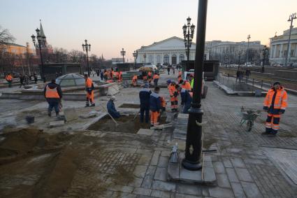 Москва. Ремонт тротуарной плитки на Манежной площади.