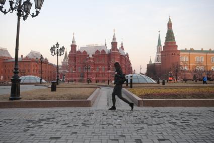 Москва. Выщербленная плитка на Манежной площади.