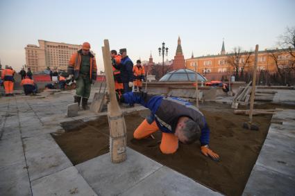 Москва. Ремонт тротуарной плитки на Манежной площади.