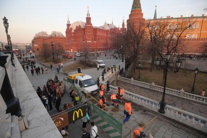 Москва. Ремонт тротуарной плитки на Манежной площади.