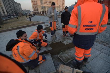 Москва. Ремонт тротуарной плитки на Манежной площади.