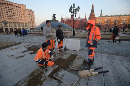 Москва. Ремонт тротуарной плитки на Манежной площади.