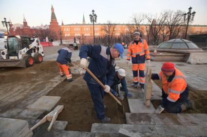 Москва. Ремонт тротуарной плитки на Манежной площади.