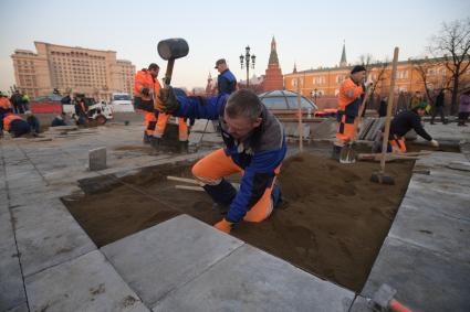 Москва. Ремонт тротуарной плитки на Манежной площади.