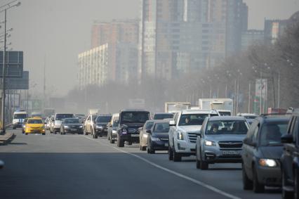 Москва.   Автомобильное движение на Кутузовском проспекте.