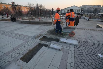 Москва. Ремонт тротуарной плитки на Манежной площади.