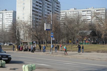 Москва.  Люди на остановке общественного транспорта  в районе Матвеевское.