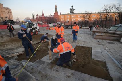 Москва. Ремонт тротуарной плитки на Манежной площади.