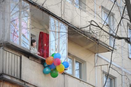 Москва.  Женщина на балконе пятиэтажного жилого дома в районе Матвеевское.