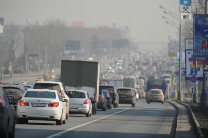 Москва.   Автомобильное движение на Кутузовском проспекте.