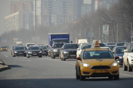 Москва. Автомобильное движение на Кутузовском проспекте.