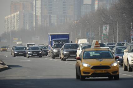 Москва.   Автомобильное движение на Кутузовском проспекте.