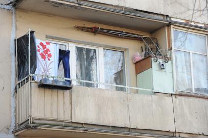 Москва.  Балкон  пятиэтажного жилого дома в районе Матвеевское.