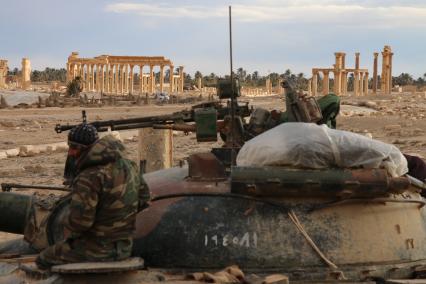 Сирия. Военнослужащие Сирийской Арабской Республики возле архитектурного комплекса древней Пальмиры, освобожденной от боевиков `Исламского государства` сирийскими войсками при поддержке ВКС РФ.