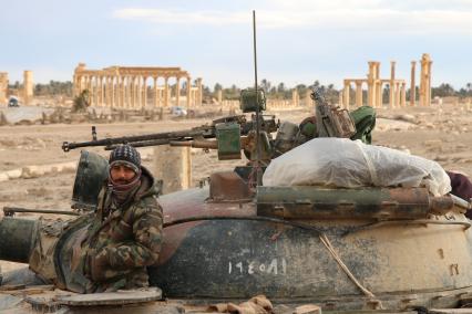 Сирия. Военнослужащие Сирийской Арабской Республики возле архитектурного комплекса древней Пальмиры, освобожденной от боевиков `Исламского государства` сирийскими войсками при поддержке ВКС РФ.