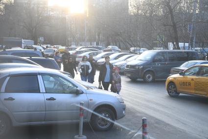 Москва. 17-летняя Диана Шурыгина (слева  в белой куртке), ставшая жертвой изнасилования,   с родителями  у редакции `Комсомольская правда`.