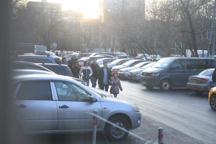 Москва. 17-летняя Диана Шурыгина (слева  в белой куртке), ставшая жертвой изнасилования,   с родителями  у редакции `Комсомольская правда`.