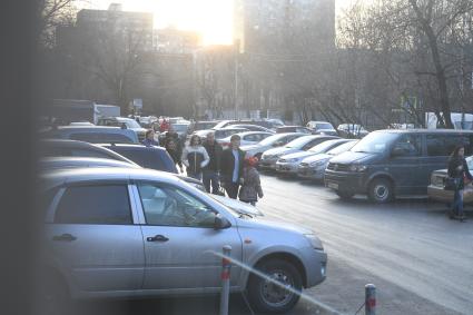 Москва. 17-летняя Диана Шурыгина (слева  в белой куртке), ставшая жертвой изнасилования,   с родителями  у редакции `Комсомольская правда`.