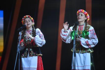 Москва. Участницы шоу `Минута славы` Екатерина Лесовая (слева) и Анастасия Шапочкина на съемках передачи на Первом канале.