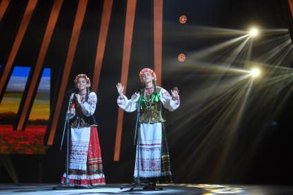 Москва. Участницы шоу `Минута славы` Екатерина Лесовая (слева) и Анастасия Шапочкина на съемках передачи на Первом канале.