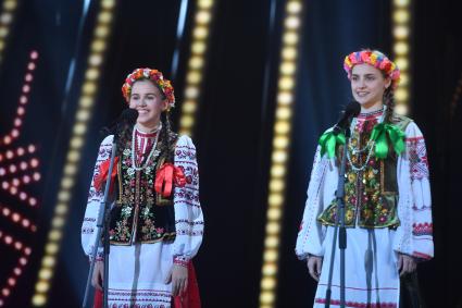 Москва. Участницы шоу `Минута славы` Екатерина Лесовая (слева) и Анастасия Шапочкина на съемках передачи на Первом канале.