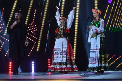 Москва. Ведущий шоу `Минута славы` Михаил Боярский, участницы Екатерина Лесовая (в центре) и Анастасия Шапочкина на съемках передачи на Первом канале.