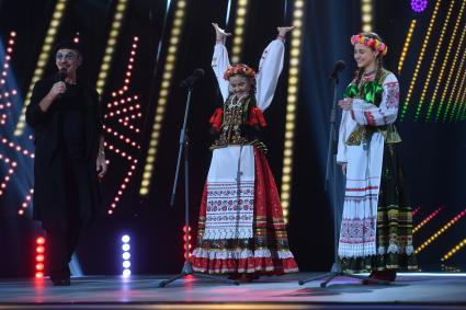 Москва.   Ведущий шоу `Минута славы` Михаил Боярский,  участницы Екатерина Лесовая (в центре) и Анастасия Шапочкина  на съемках передачи на Первом канале.