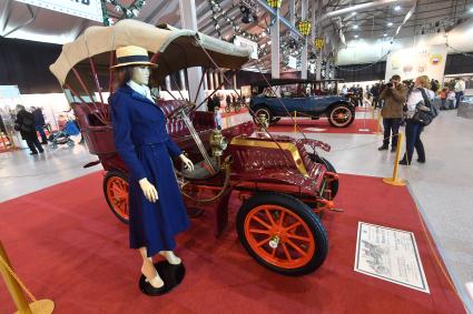 Москва. Ретроавтомобиль De Dion-Bouton на выставке `Первые моторы России` в КВЦ `Сокольники`.