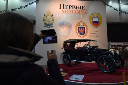 Москва.  Ретроавтомобиль `Русско-Балтийский`тип К12/20  1911 года  на выставке `Первые моторы России` в  КВЦ `Сокольники`.