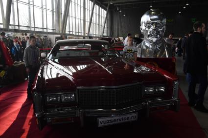 Москва. Ретроавтомобиль `Cadillac Eldorado` на выставке `Первые моторы России` в  КВЦ `Сокольники`.