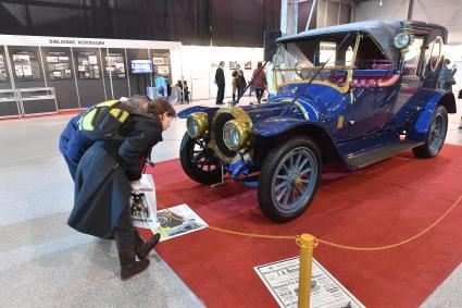 Москва.  Ретроавтомобиль Delaunay-Belleville  35 CV Франция,1912 года  на выставке `Первые моторы России` в  КВЦ `Сокольники`.