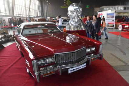 Москва. Ретроавтомобиль `Cadillac Eldorado` и бюст Владимира Ленина  на выставке `Первые моторы России` в  КВЦ `Сокольники`.