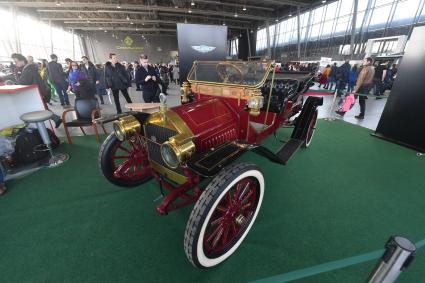 Москва.  Ретроавтомобиль `Empire Runabout `1912 года  на выставке `Первые моторы России` в  КВЦ `Сокольники`.