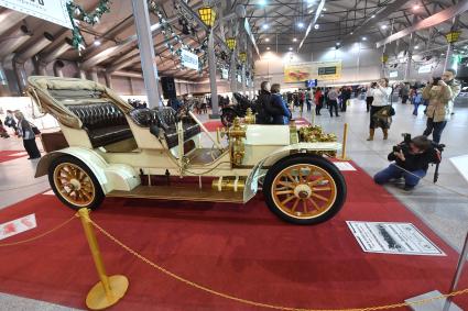 Москва.  Ретроавтомобиль  Mercedes Simplex 28/ 32 PS Германия, 1905 года  на выставке `Первые моторы России` в  КВЦ `Сокольники`.