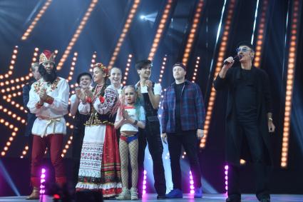 Москва. Ведущий шоу `Минута славы` актер Михаил Боярский (справа) и участники Александр Загидуллин (слева), Анфиса Курабцева (третья слева) и Максим Захаров (второй справа) на съемках передачи на Первом канале.