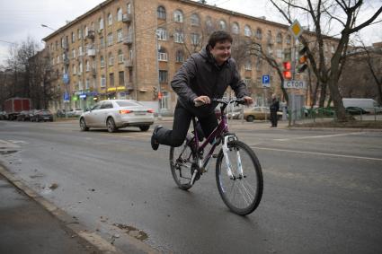 Москва.  Корреспондент `Комсомольской правды ` Павел Клоков едет на велосипеде  по Петровско-Разумовскому проезду.