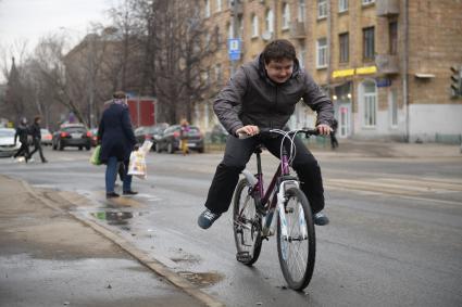 Москва.  Корреспондент `Комсомольской правды ` Павел Клоков едет на велосипеде  по Петровско-Разумовскому проезду.