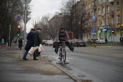 Москва.  Корреспондент `Комсомольской правды ` Павел Клоков едет на велосипеде  по Петровско-Разумовскому проезду.