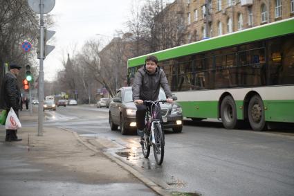 Москва.  Корреспондент `Комсомольской правды ` Павел Клоков едет на велосипеде  по Петровско-Разумовскому проезду.