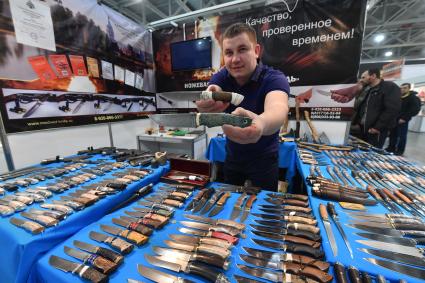 Москва. Мужчина демонстрирует охотничьи ножи на 22-й Международной выставке `Охота. Рыбалка` в МВЦ `Крокус Экспо`.