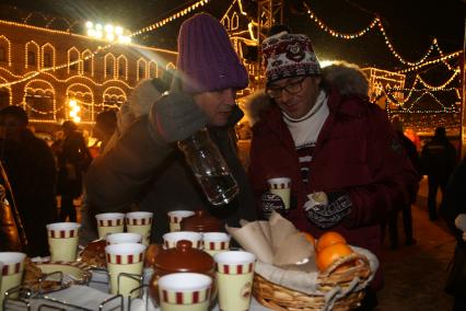 Диск197. Открытие ГУМ-катка и ГУМ-ярмарки на Красной площади. 29.11.2016. На снимке: телеведущий Андрей Малахов (справа)