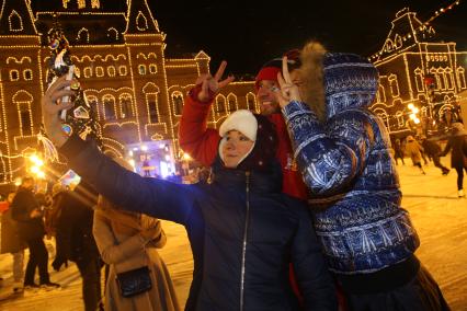 Диск197. Открытие ГУМ-катка и ГУМ-ярмарки на Красной площади. 29.11.2016. На снимке: фигуристы Оксана Домнина, Роман Костомаров и актриса Ксения Алферова (справа)