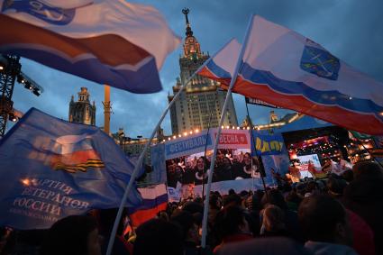 Москва.  Участники  митинг-концерта в рамках студенческого фестиваля `Весна`, приуроченного к годовщине воссоединения Крыма с Россией,  у здания МГУ на Воробьевых горах.