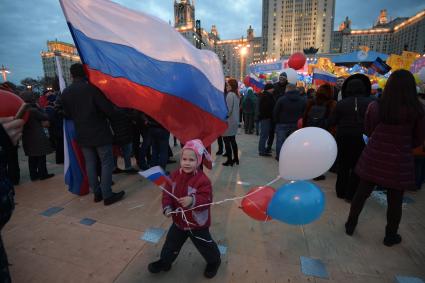 Москва.  Участники  митинг-концерта в рамках студенческого фестиваля `Весна`, приуроченного к годовщине воссоединения Крыма с Россией,  у здания МГУ на Воробьевых горах.