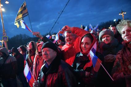 Москва.  Участники  митинг-концерта в рамках студенческого фестиваля `Весна`, приуроченного к годовщине воссоединения Крыма с Россией,  у здания МГУ на Воробьевых горах.