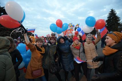 Москва.  Участники  митинг-концерта в рамках студенческого фестиваля `Весна`, приуроченного к годовщине воссоединения Крыма с Россией,  у здания МГУ на Воробьевых горах.