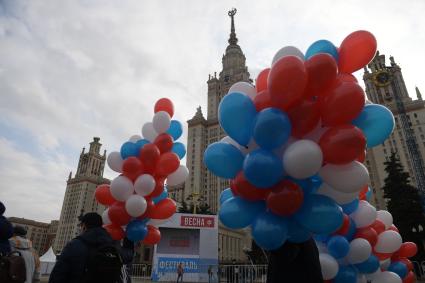 Москва. Перед началом  митинг-концерта в рамках студенческого фестиваля `Весна`, приуроченного к годовщине воссоединения Крыма с Россией,  у здания МГУ на Воробьевых горах.