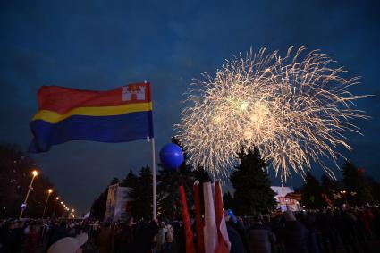 Москва. Праздничный салют  во время  митинг-концерта  в рамках студенцеского фестиваля `Весна`, приуроченного к годовщине воссоединения Крыма с Россией,  у здания МГУ на Воробьевых горах.