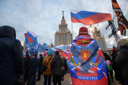 Москва.  Участники  митинг-концерта в рамках студенческого фестиваля `Весна`, приуроченного к годовщине воссоединения Крыма с Россией,  у здания МГУ на Воробьевых горах.