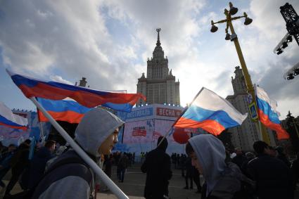 Москва. Перед началом  митинг-концерта в рамках студенческого фестиваля `Весна`, приуроченного к годовщине воссоединения Крыма с Россией,  у здания МГУ на Воробьевых горах.